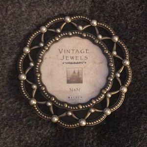 ⭐️Vintage Jewels Circle Brass and Pearl Frame